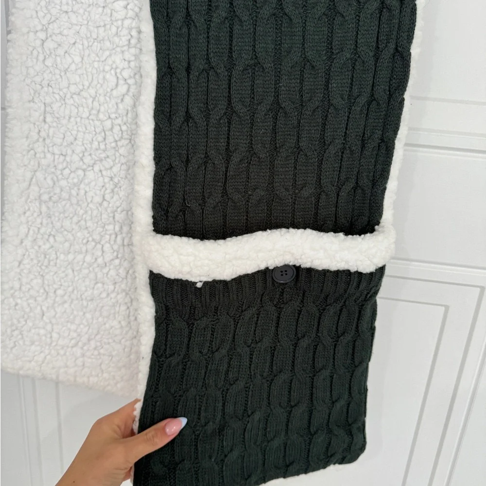 Huggle scarf sherpa lined pockets grey and white